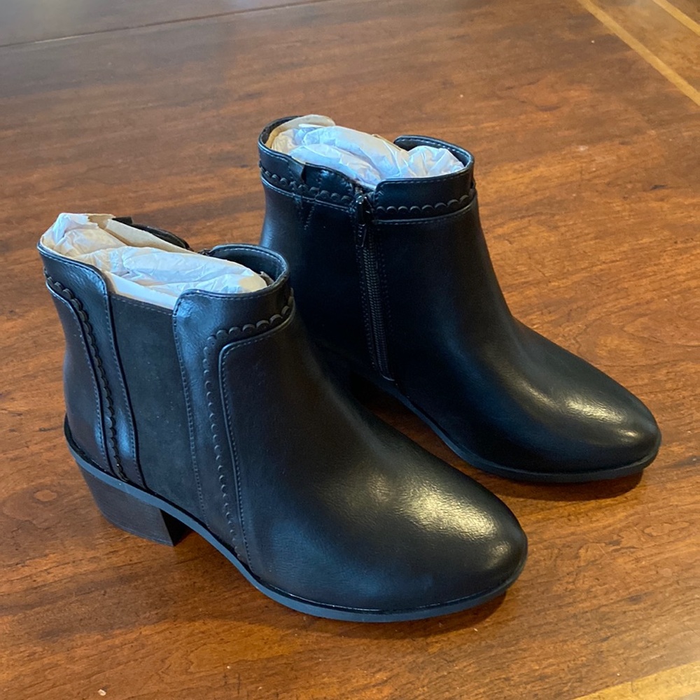 NWT Avenue Molly Ankle Boots